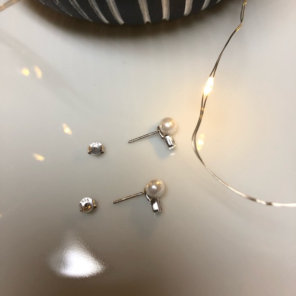 ⚡️Host Pick⚡️Vintage Pearl & CZ Earrings - Picture 6 of 8